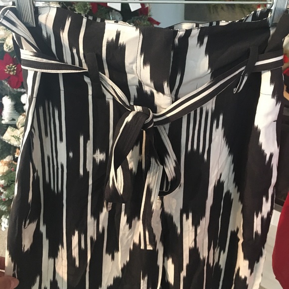 Theory Black and White Silk Pants with a sash and front button closure. Size 0. - Picture 7 of 11